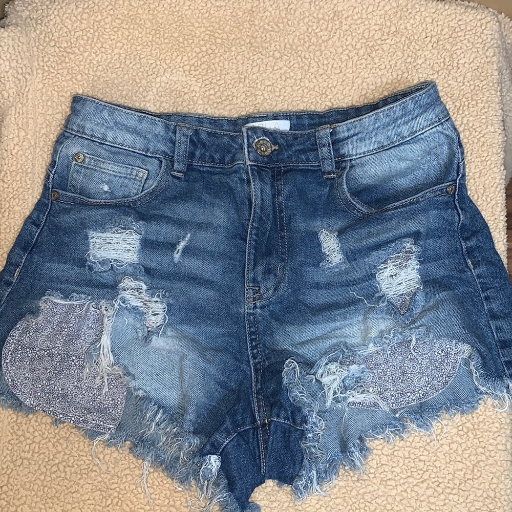 Super ripped super cute shows pockets  jean shorts size 9